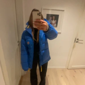 Välskött Fjälrävenjacka  - Säljer nu min välskötta jacka från Fjällräven. Det är en Down Lite jacka. I färgen un blue. Köpt på naturkompaniet nypris 6 999kr. Valt att sälja för 5 000kr. Kom privat för fler bilder och frågor😊