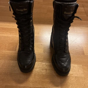 Dior D-leader boots säsong -23 - Toppskick. Knappt använda.  Storlek 37,5. Nypris: 18295kr