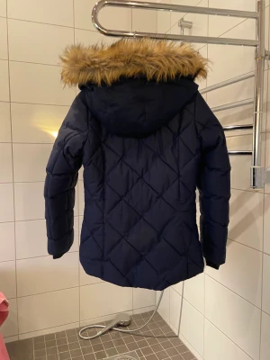 Vinterjacka - Blå jacka som passar bra till vintern. Använd 3 ggr. Nypris 1699kr  Pris kan diskuteras 
