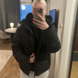 Dunjacka  - Suuupervarm och skön vinterjacka. Den har två rejäla bra fickor på vardera sida, samt en bröstficka. Den har haft en svart pälskrage som dessvärre saknas därav ett billigare pris. De är storlek S men rätt oversize. Nypris 2000 kr. Väldigt lite använd.