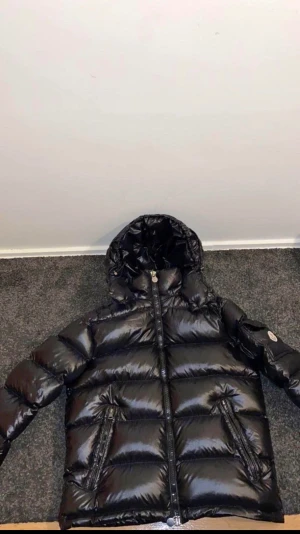 Moncler maya - Säljer min moncler maya, använd ett fåtal gånger endast, kvitto medföljer vid köp.