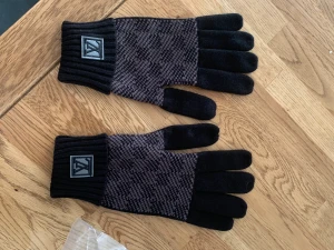LV handskar  - Säljer dessa varma och snygga vantar nu det börjar bli lite kallare ute. Om ni undrar nått fråga gärna i PM. Samtliga par är oöppnade 
