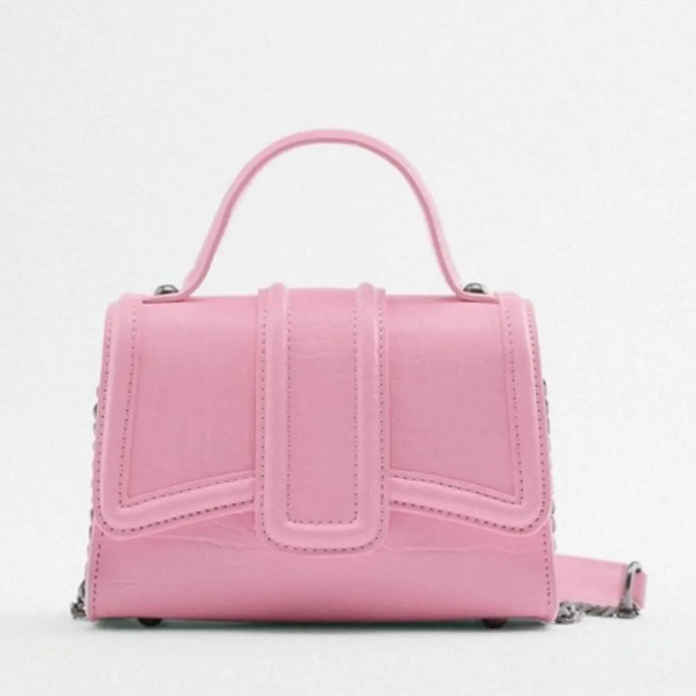 Axelrem väska från Zara i barbie rosa. Aldrig använd.  Silver kedja. Köpt för 400!. Väskor.