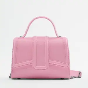 Axelrem väska från Zara i barbie rosa. Aldrig använd.  Silver kedja. Köpt för 400!