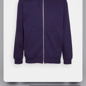 Weekday zip hoodie  - Tja, säljer denna zip i färgen lila i otroligt bra skick, söker snabbaffär 