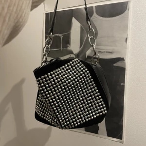 Mini väska  - En snygg mini bag som passar perfekt till fest. Väskan har inga defekter 🐆. Köpt utomlands 