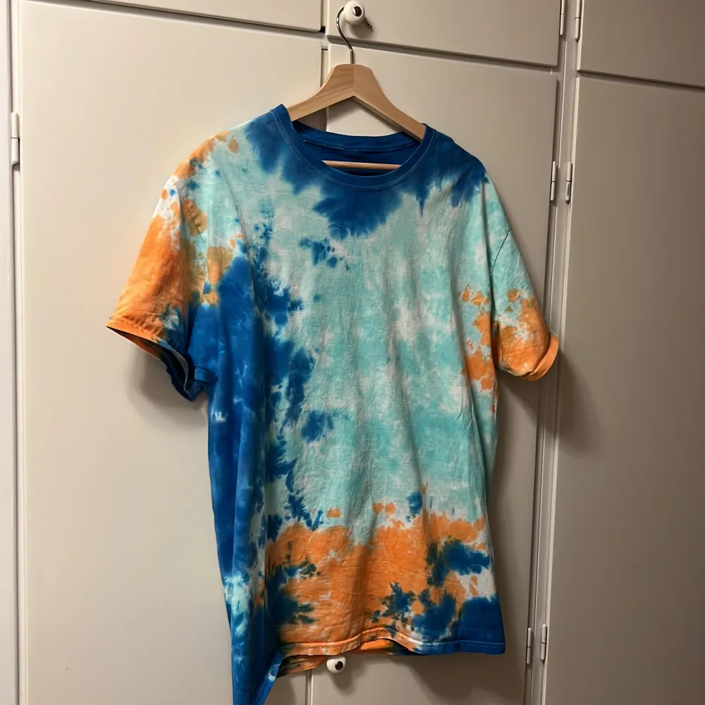 T-shirt från beyond retro i Göteborg, använd 1 gång 🧡🩵 Stl L  Unisex . T-shirts.