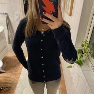 Kofta - Mörkblå kofta med stjärnor på armbågarna