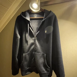 Ralph lauren zip hoodie - Skick: 8/10 ganska fint skick. Storlek Large men passar lina bra som Medium. Köpt på johnells i örebro för 1499kr. Prisvärd tröja. priset är inte hugget i sten så vid snabb affär kan jag gå ner i pris. Köparen står för frakten. Kvitto box finns.  Dm!!
