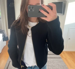 Mörkblå kofta - Mörkblå nästan svart kofta från &otherstories. 