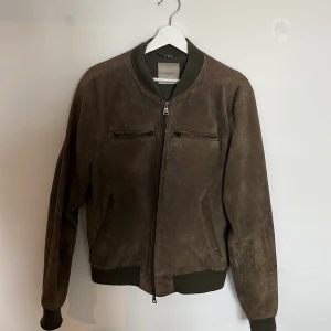 Jacka Mango i läder  - Snygg jacka i läder från Mango