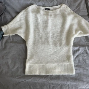 Stickad tröja - Så fin stickad tröja köpt secondhand! Jättefint skick💕