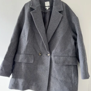 Ull rock  - Varm och stilren ullrock från premium collection hm. 62% ull. En oversized passform på mig som är s/m