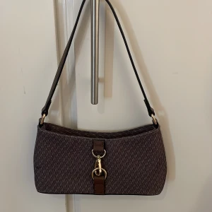 Asos väska - En liten brun axelväska från asos, helt felfri.