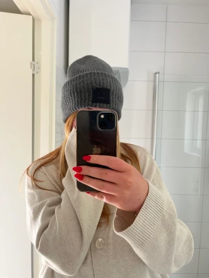 Acne mössa  - Acne mössa!! Superskön och fin.  Säljer då jag har en annan jag gillar mer🩷