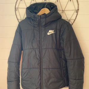 Nike jacka  - Mysig dunjacka från Nike. Välanvänd men i mycket fint skick, utan skavanker. 