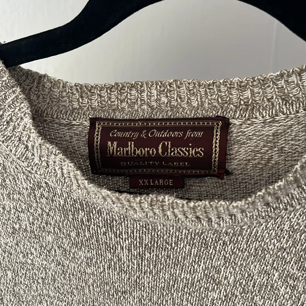 Fantastiskt mysigt stickad tröja från marlboro classic, inga defekter . Stickat.
