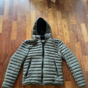 Colmar jacka - Säljer min gröna colmar jacka i storlek 50 vilket motsvarar Medium. Den är i bra skick skulle säga 9/10. Nypris 3600, säljer min för 1500 då den är i bra skick. Bara att skriva om du har frågor