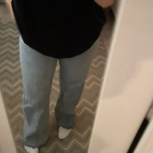 Jeans - Hej! Säljer dessa jeans ifrån Monki som är så snygga men små tycärr! Storlek S💖