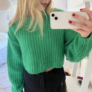 Stickad tröja  - Croppad stickad tröja med så fin färg! Storlek M men passar också mig som vanligtvis bör storlek xs!✨