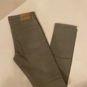 J.Lindeberg Jeans  - Hej! Säljer nu mina J.Lindeberg jeans i storlek 31/32, fint skick. Tveka inte på att höra av dig om du har frågor kring varan!