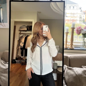 Vit blus - Skön blus i tunnare material💕