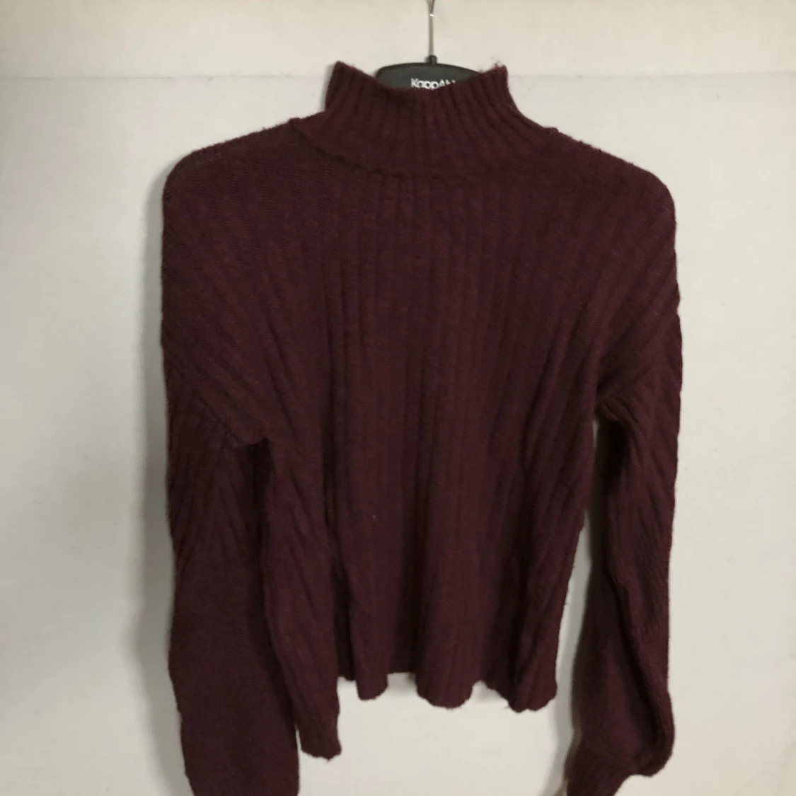 Vinröd, stickad polotröja NA-KD storlek S