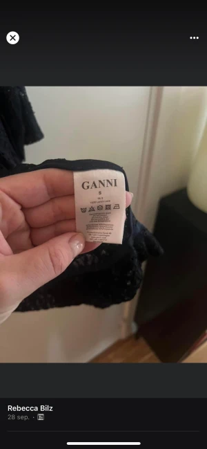 Kaftan Ganni  - Fin oanvänd kaftan i spets från Ganni. Går precis nedanför rumpan i längd. 