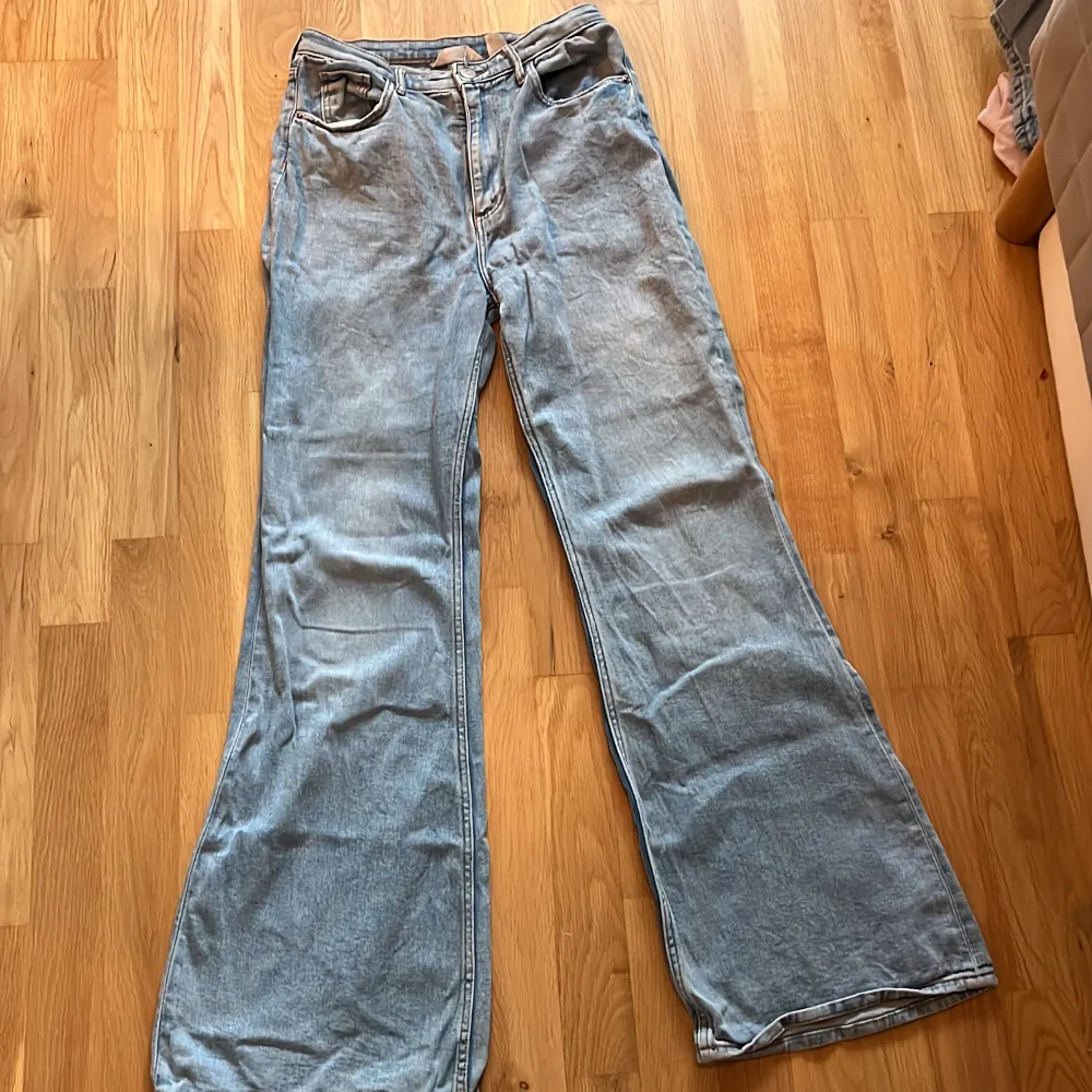 Snygga jeans (medelhögmidja) med ett hjärta på baksidan! Den är använda några gånger men inte många och dem är i fint skick!. Jeans & Byxor.