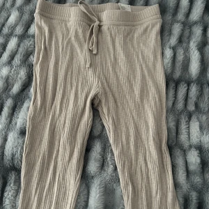 Utsvängda mjukisar - Utsvängda byxor som är super sköna men är tyvärr för korta för mig, men är i jätte bra skick