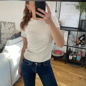 Ribbad tshirt med detalj under bysten - Jättefin ribbad topp med detalj under bysten