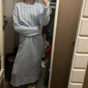 stickad långklänning - sååå fin och mysig stickad långklänning i finaste ljusblåa färgen. står storlek XS-S men den är oversize så tror den passar XS-L