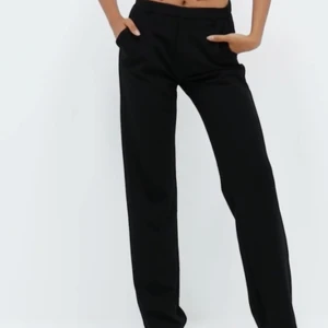 Kostymbyxor  - Ett par jättefina kostym byxor OG pris är ca 400