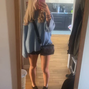 Blå stickad tröja  - Underbar blå stickad tröja från Gina tricot som inte längre går att köpa. Använd ett fåtal gånger men i nyskick! ( mina egna bilder)