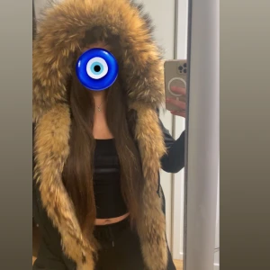 Svart vinter jacka med äkta päls - Super fin och varm pälsjacka perfekt nu inför vinter‼️ Säljer pågrund av att den kommer inte till användning längre, har inte pälsen som går vid handledarna där av priset, pälsen går att ta av. Den kan passa S också.  PRISET KAN DISKUTERAS VID SNABB AFFÄR!