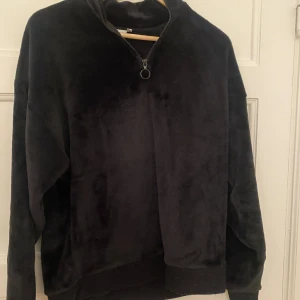 Svart half-zip tröja - Lite nopprig på resoren men annars i väldigt bra skick💓