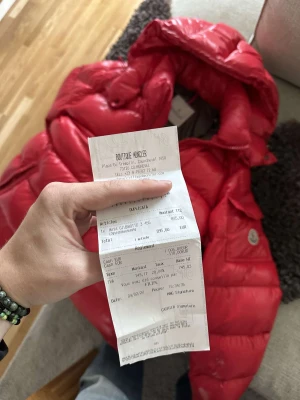 Moncler maya  - Condition 8.5/10. Inget slitage men allmänna tecken på användning som lite smuts vid armkanterna som inte syns när man använder. Allt OG förutom galje inkl. Kvitto. Från Courchevel Village.