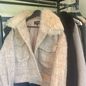 Meotine jacka - Beige meotine jacka från förra hösten. Jackan är använd men i gott skick! Storlek xs/s!💕Bud på 1750 men köp direkt för 2000. Nypris är 3200!