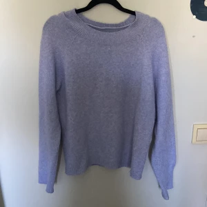 Stickad tröja - En stickad tröja från Vera Moda i ljusblå finns lite tecken på ansvällning men inte mycket tröjan är i storlek s