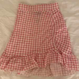 Säljer denna rosa vita kjolen från gina tricot, köpte för 300 kr men säljer för 45. Jättebra skick och inga defekter💗storlek xxs
