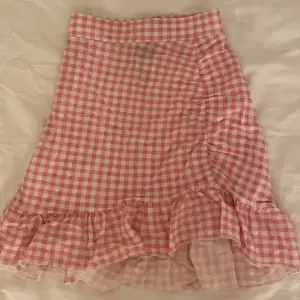 Säljer denna rosa vita kjolen från gina tricot, köpte för 300 kr men säljer för 45. Jättebra skick och inga defekter💗storlek xxs