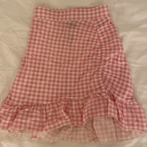 Rosa-vit kjol  - Säljer denna rosa vita kjolen från gina tricot, köpte för 300 kr men säljer för 45. Jättebra skick och inga defekter💗storlek xxs