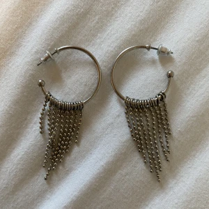 silver hoops med hängande detaljer - så fina hoops med hängande detaljer 💕
