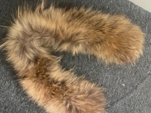 Päls jacka  - Fint skick, kommer inte till användning längre. Skriv gärna vid fler frågor. LÄS BIO INNAN KÖP 