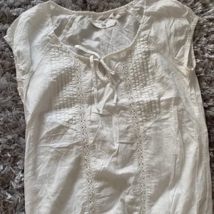 Söt blus  - Perfekt att ha på fin middag. Super söt. Använd under sommaren men inte min stil längre😇😇💕
