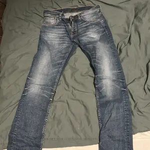 Hej! Säljer ett par as feta Nudie Jeans i storlek 32/34. Skicket är nyskick, finns inga tecken på användning! Nypris på runt 1400kr. Tveka inte på att höra av er för mer bilder o info!🔥
