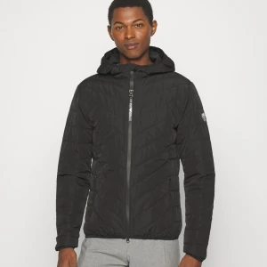 Armani jacka - Ny armani jacka i storlek xxl ny pris 2000. Men den e jätteliten i storlekarna så den e large 