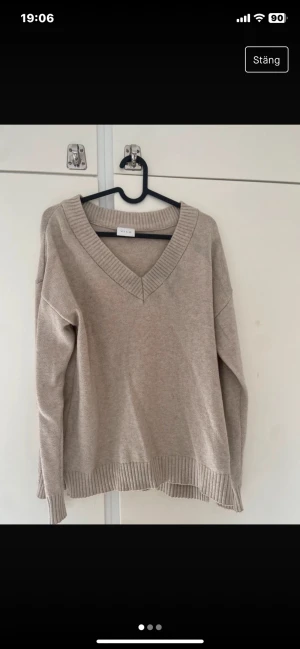 Stickad tröja  - Stickad tröja från vila som jag säljer för den inte passar min stil 