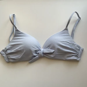 Bikini - Säljer denna söta bikini överdelen från H&M i storlek 70B. Fint skick, använd fåtal gånger