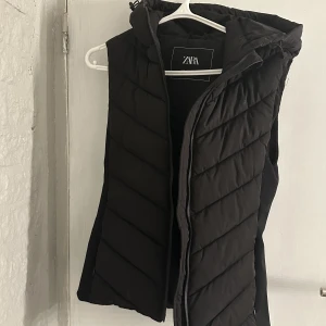 Väst (Zara) - Säljer denna populära väst från zara då den inte kommer till användning. Perfekt till hösten 🍁🍂❤️